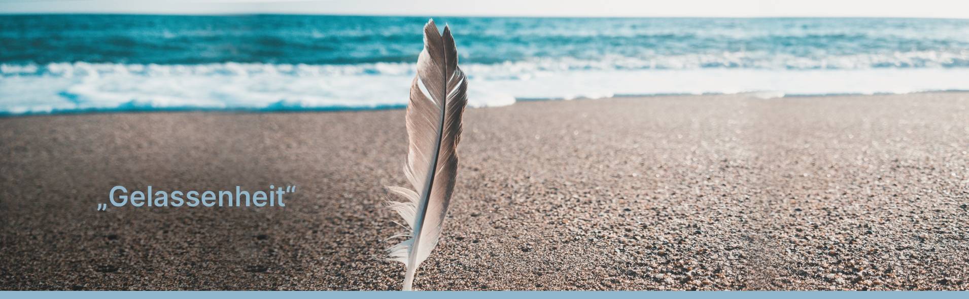 Quelle: Zenad Nabil/unsplash.com Zu sehen ist ein Strand aus der Froschperspektive. ImVordergrund steckt eine Vogelfeder im grobkörnigen Sand. Im Hintergrund ist türkisblaues Meer zu sehen, dessen kleine weiße Wellen an den Strand laufen.